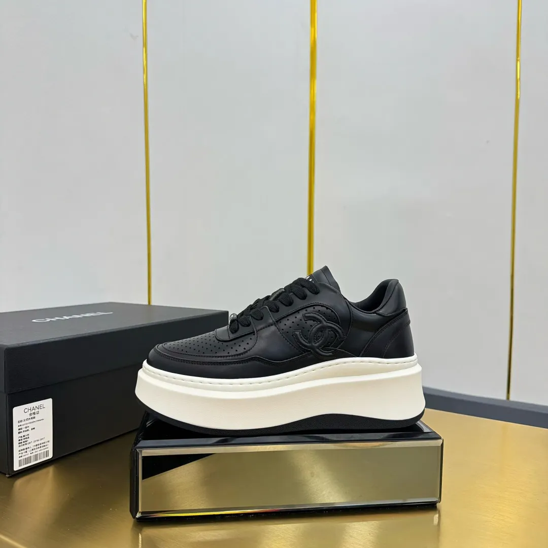 👟👟Ex-factory price 600👟👟 Upgraded version, upgraded version, upgraded version! No rebuttal accepted! ! ! ! Chanel Chanel panda shoes! 2025 counter's top casual sports shoes. This classic design; the upper is electro-embroidered with a variety of techniques; the outsole is fashionable and sporty; the unusual inclusion of a variety of color matching elements... The diversified mix and match is very good-looking and versatile, and can be used for leisure, fashion, sports, and outdoor... ꫛꫀꪝ Go➫ Materials: ❶Upper made of: original imported first-layer silk cowhide + original waterproof cloth + original first-layer cowhide ❷Inner lining: Original Yangli+Net ❸Outsole based on: Original TPU combination outsole Counter boutique packaging complete set for women 35–41 👉 👉